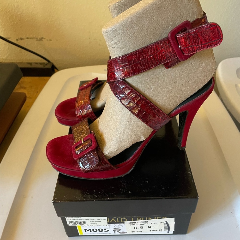 Donald Pliner burgundy heeled sandal size 8.5
